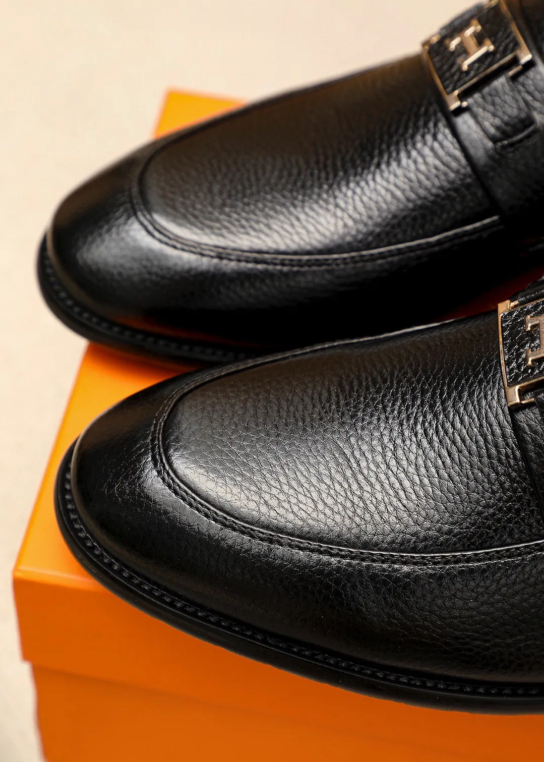 Men's shoes 💰442 💐 Product trademark: HERMES "Hermès" casual leather shoes Regular size: 38-44 (45🉑️customized) Product materials: Selected imported first-layer pebbled calfskin upper + luxury hardware buckle, imported water-dyed 🐂 cowhide lining. Strong three-dimensional visual effect, combined outsole Color: 2⃣️colors available